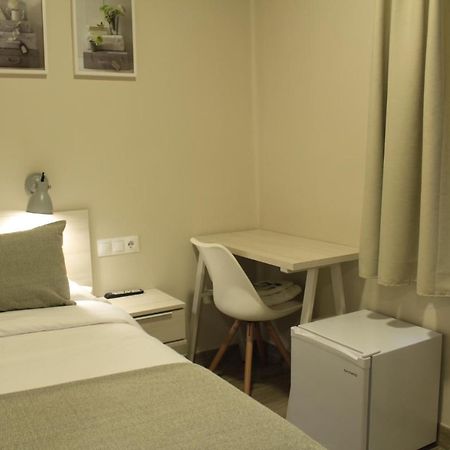 Hostal La Romanica Sabadell Buitenkant foto