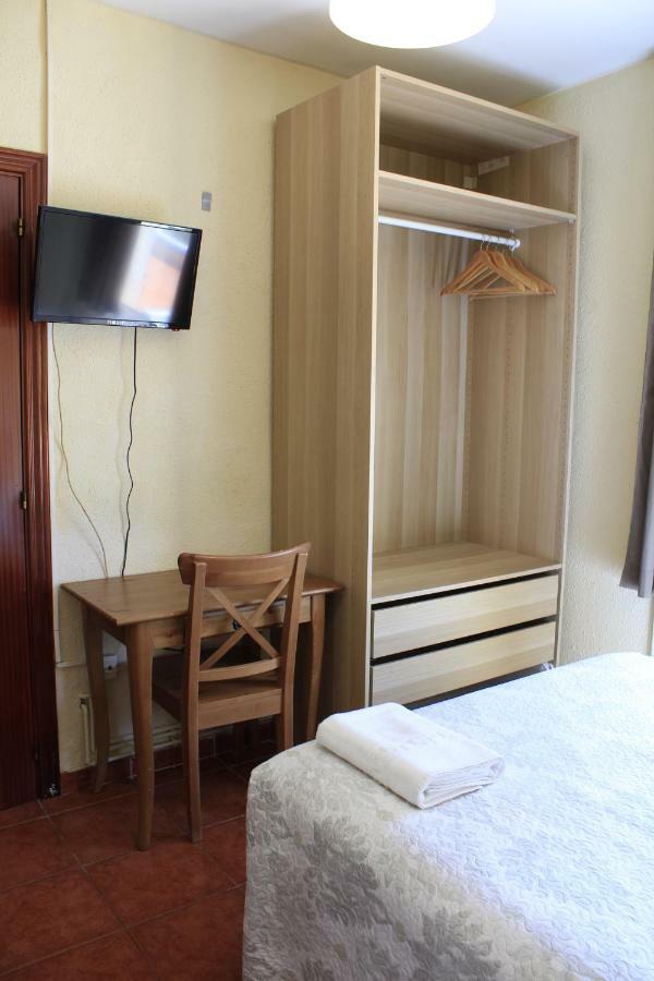 Hostal La Romanica Sabadell Buitenkant foto
